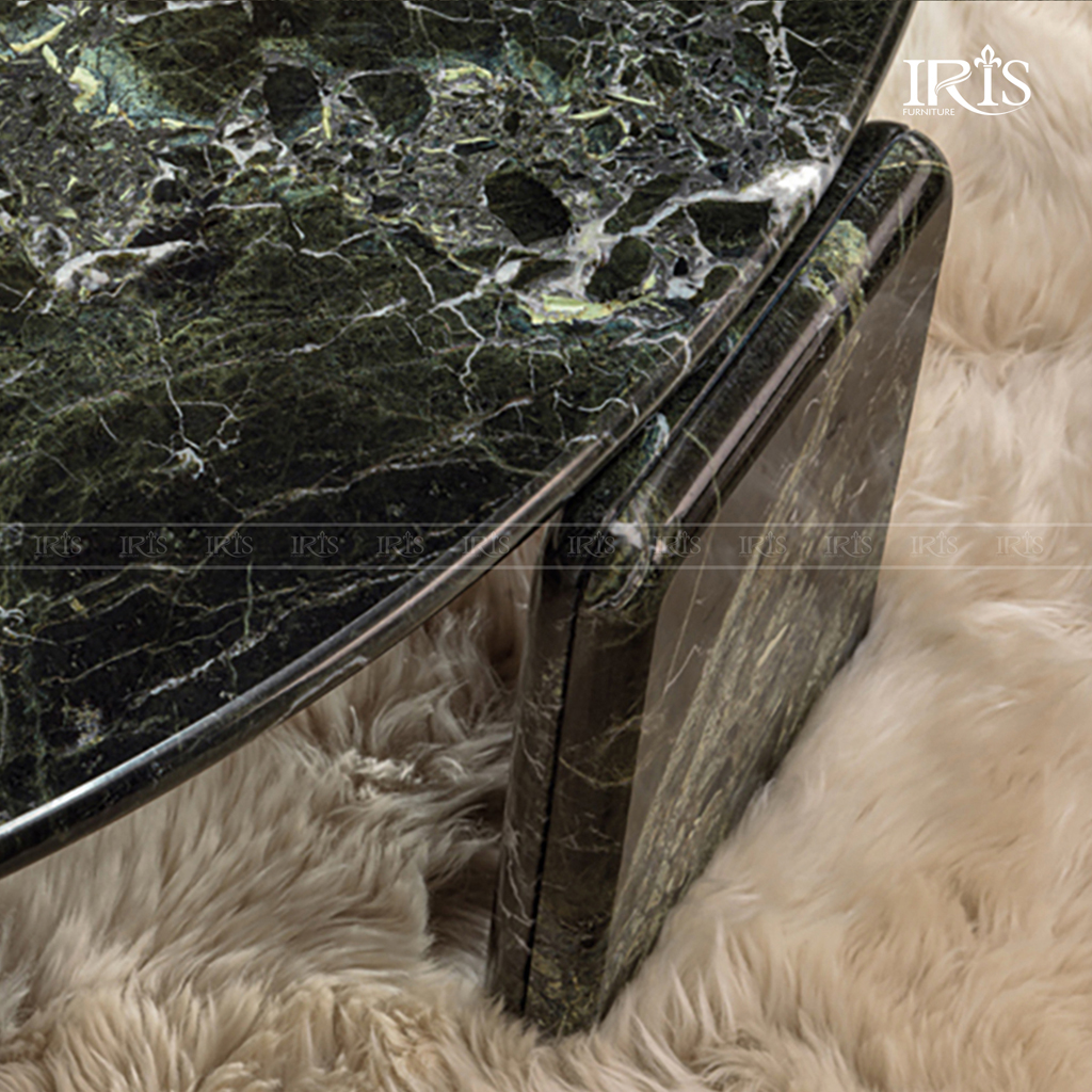 Mặt bàn được làm từ đá cẩm thạch Ý