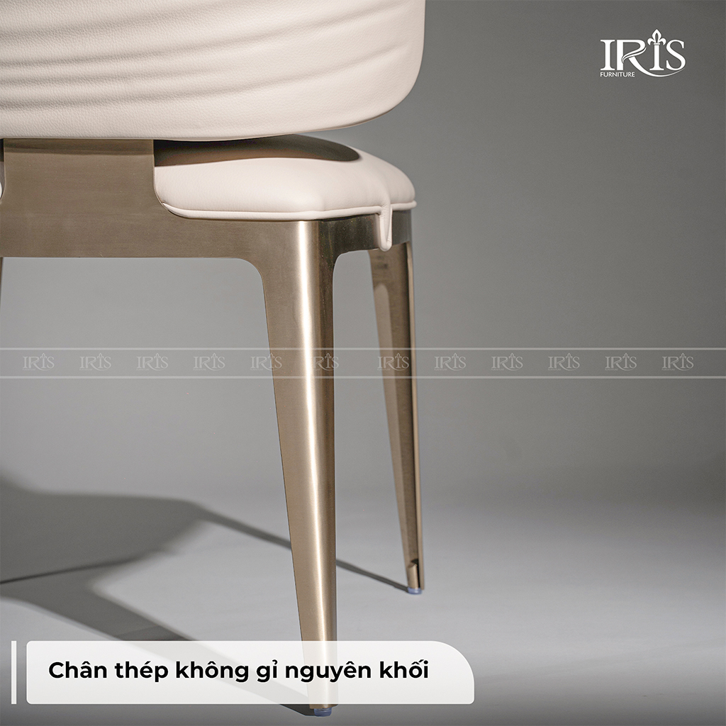 Khung chân là kim loại đặc uốn cong mềm mại