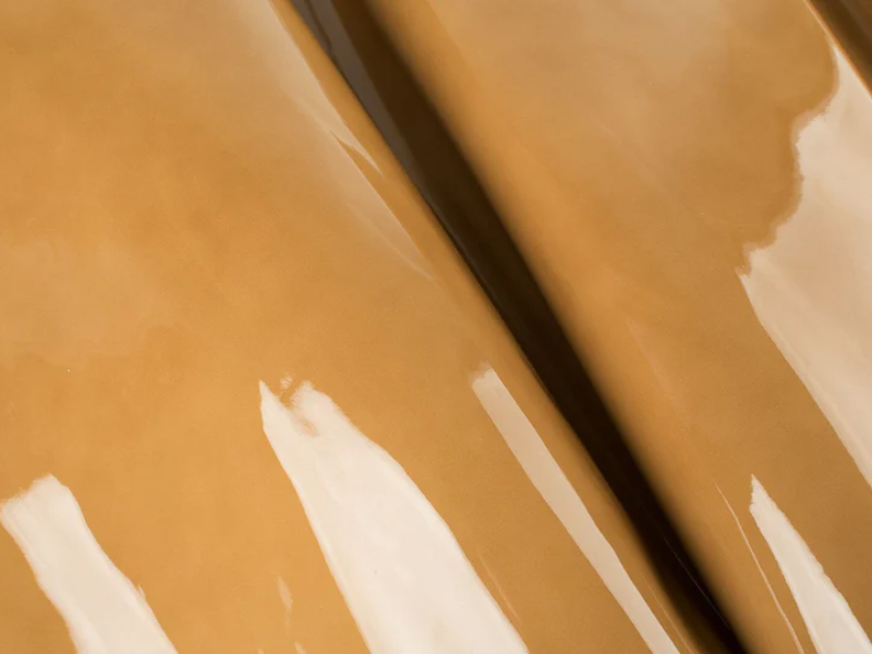 Patent leather là loại da thật được phủ một lớp sơn trên bề mặt