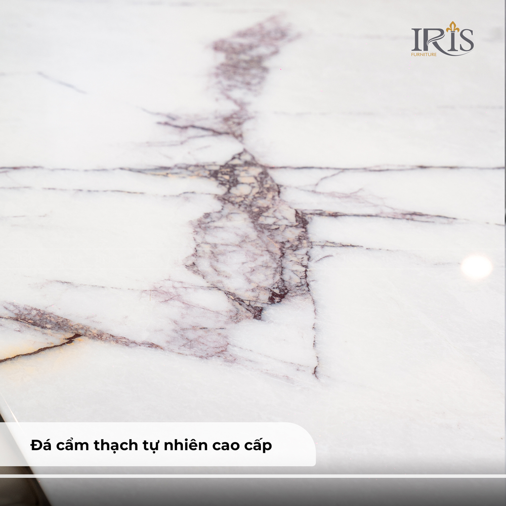 Mặt bàn được làm từ đá cẩm thạch tự nhiên cao cấp