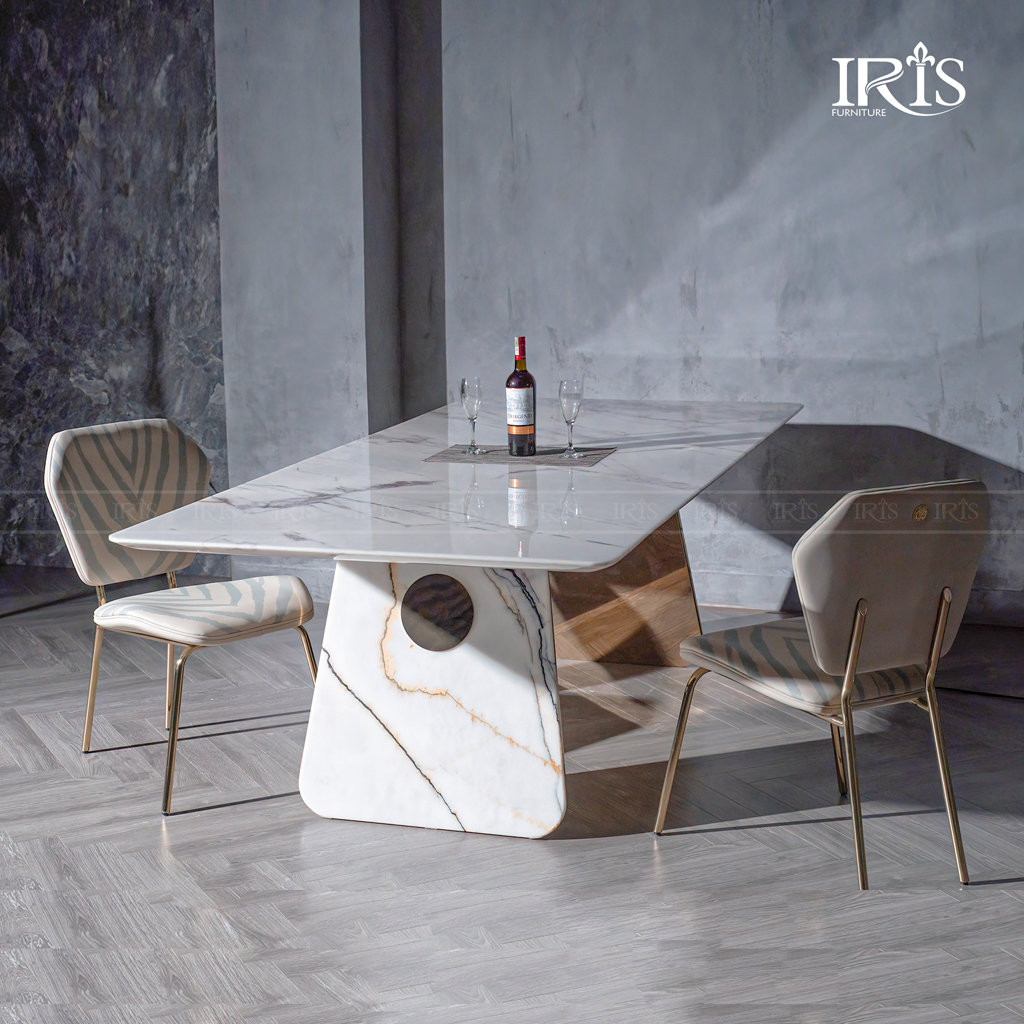 Bàn phục vụ cho nhóm người từ 4 đến 10 tạo không gian sang trọng