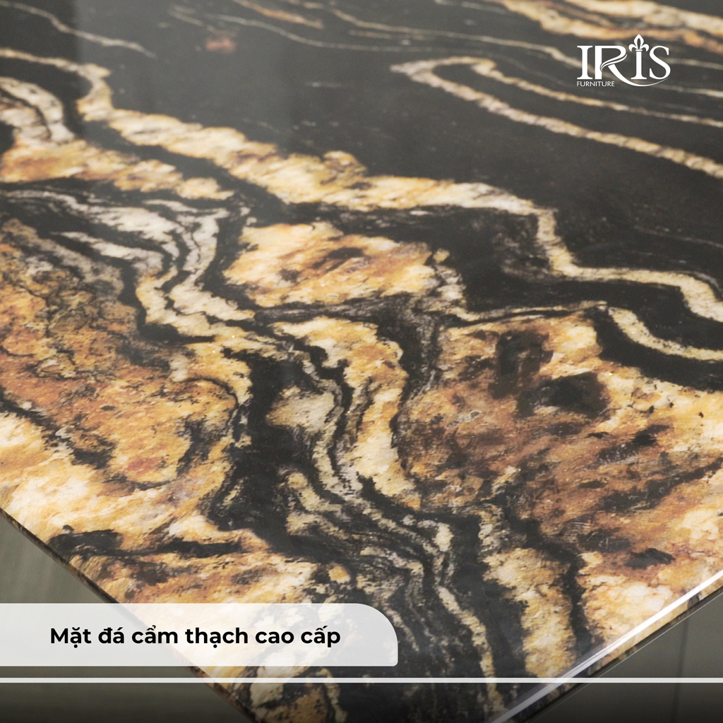 Mặt bàn được làm từ đá cẩm thạch cao cấp và tinh xảo