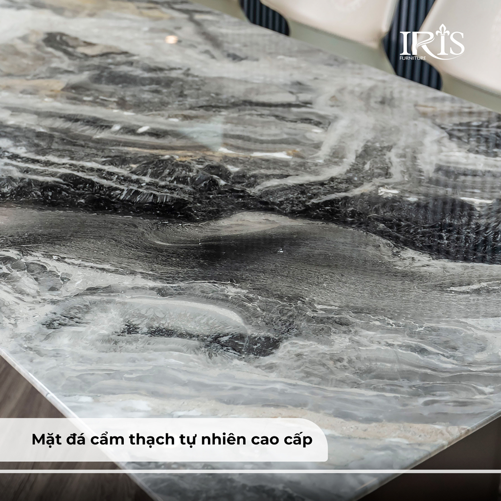 Mặt bàn được làm từ đá cẩm thạch cao cấp tự nhiên