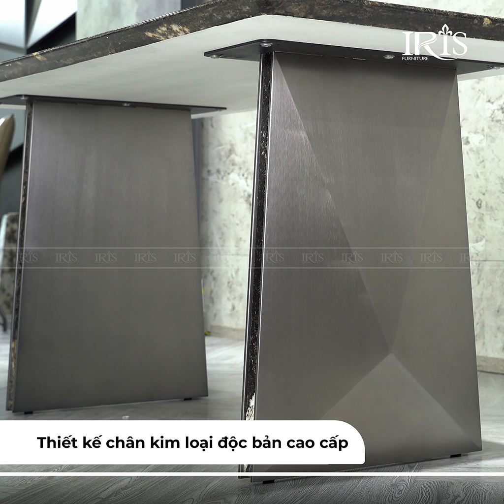 Chất liệu của bàn được làm từ đá sang trọng chống trầy xước