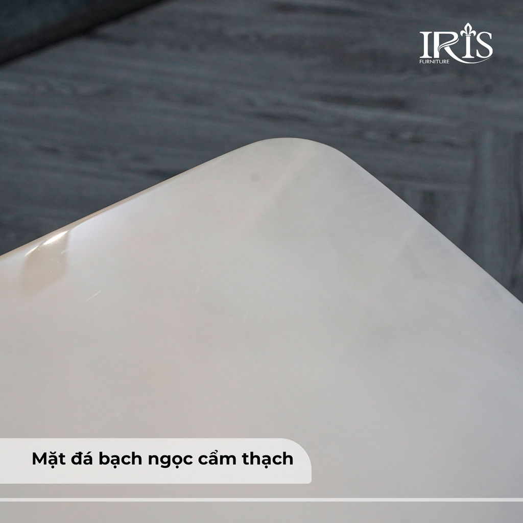 Mặt bàn được làm từ đá bạch ngọc cẩm thạch cao cấp