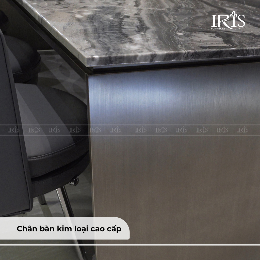 Bàn ăn với chân bàn được làm từ kim loại cao cấp